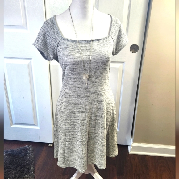 GARAGE LIGHT GREY SPRING/SUMMER DRESS SHORT SLEEVES SIZE M NEW WITH TAGS - Picture 2 of 10